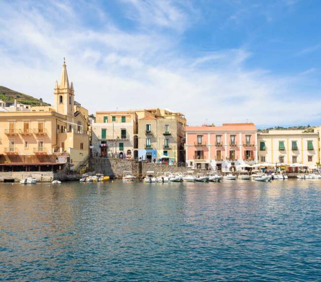 Lipari - Veduta dal mare sul borgo