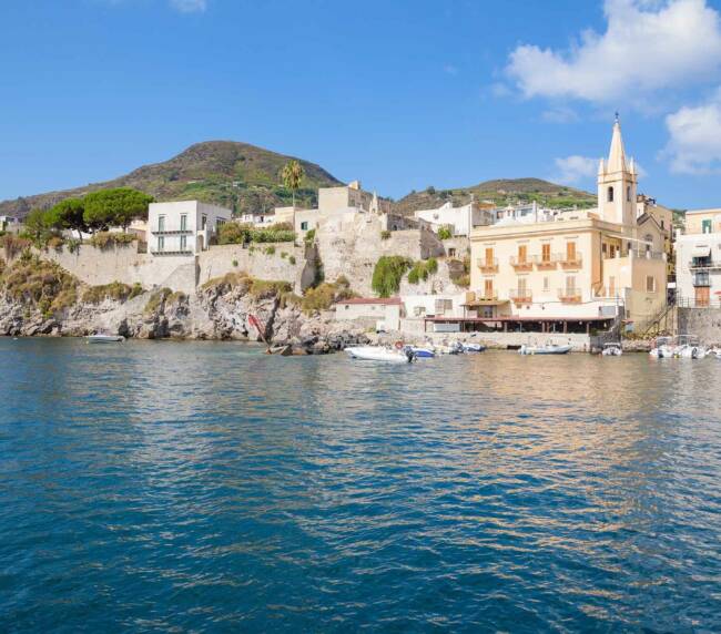 Lipari - Veduta dal mare sul borgo