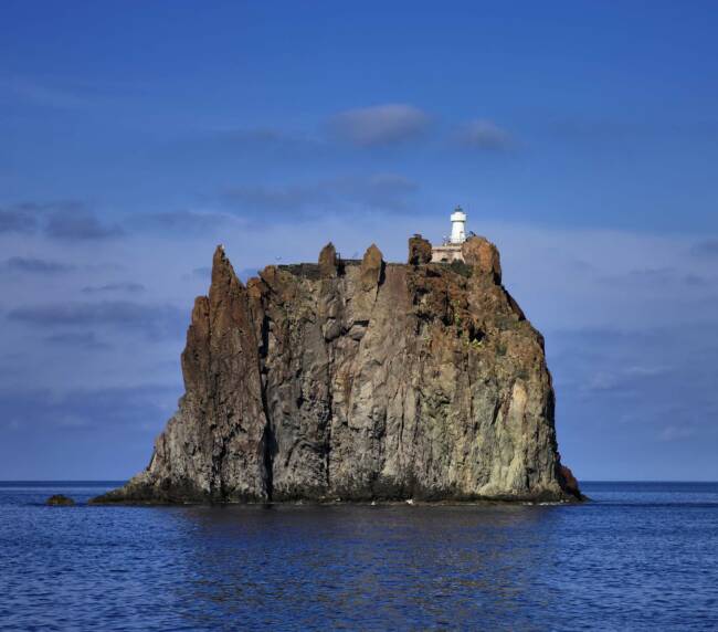 Stromboli - Lo scoglio di Strombolicchio con il faro