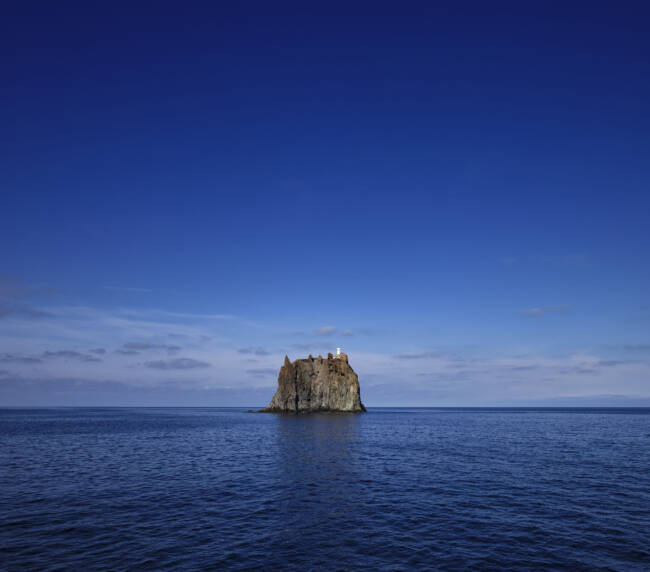 Stromboli - Lo scoglio di Strombolicchio con il faro