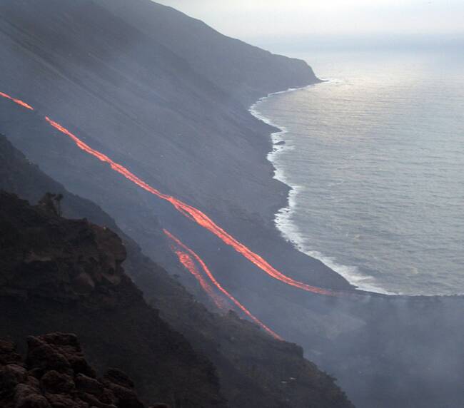 Stromboli - La lava che scorre lungo le pareti vulcaniche