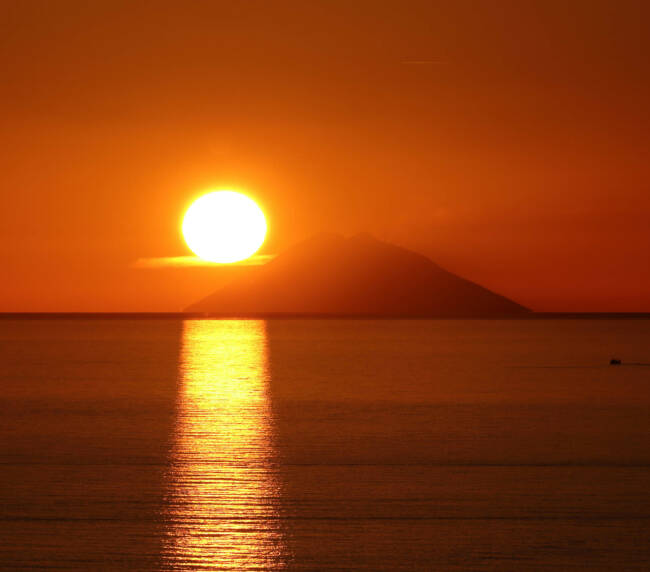 Stromboli - Tramonto mozzafiato nel mare